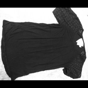 Old Navy maternity t with lace sleeves